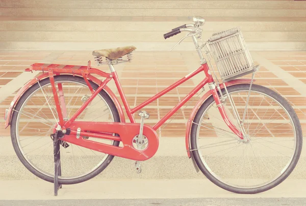 Bicicleta roja viejo estilo vintage retro — Foto de Stock