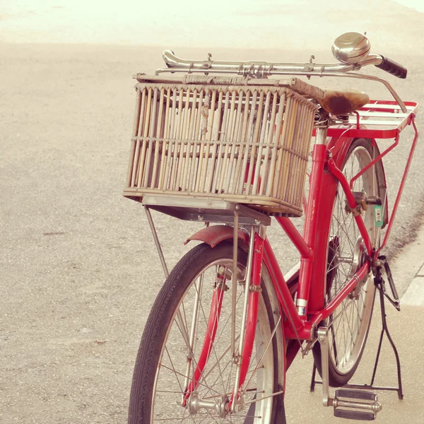 Bicicleta roja viejo estilo vintage retro — Foto de Stock