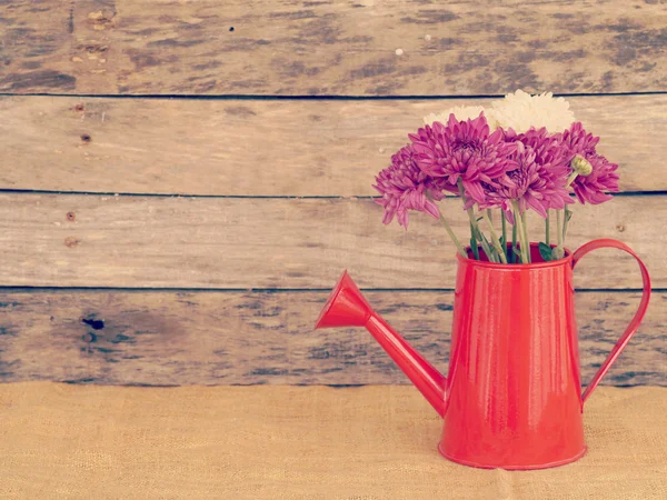 Blommor och vattenkanna gamla retro vintage stil — Stockfoto