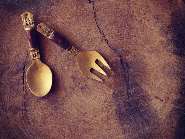 लाकूड पार्श्वभूमीवर सोनेरी चमचा जुन्या मागे विंटेज शैली — स्टॉक फोटो, इमेज