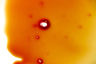 Beyaz arka planda kan lekeleri var.