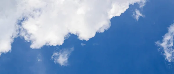 Wolkenlandschap Blauwe Heldere Lucht Witte Wolken Breed Panorama Uitgestrekte Blauwe — Stockfoto