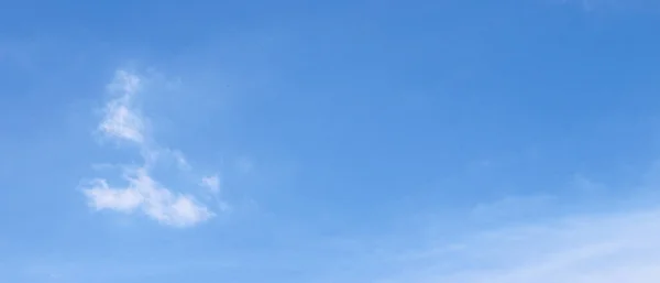 Wolkenlandschap Blauwe Heldere Lucht Witte Wolken Breed Panorama Uitgestrekte Blauwe — Stockfoto