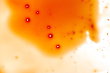 Beyaz arka planda kan lekeleri var.