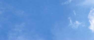 Bulutlar - Mavi açık gökyüzü ve beyaz bulutlar, geniş manzara engin mavi gökyüzü ve bulutlar gökyüzü