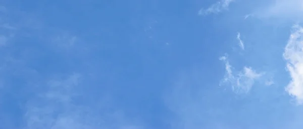 Bulutlar Mavi Açık Gökyüzü Beyaz Bulutlar Geniş Manzara Engin Mavi — Stok fotoğraf