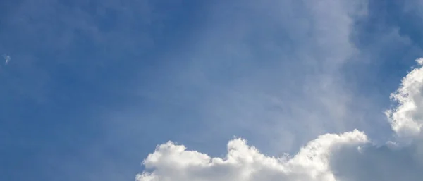 Wolkenlandschap Blauwe Heldere Lucht Witte Wolken Breed Panorama Uitgestrekte Blauwe — Stockfoto