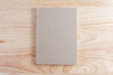 Geri dönüşümlü kağıt kitap ahşap arka plan üzerinde