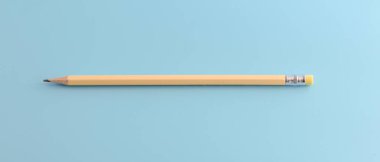 Eğitim anlayışı, masada kalem.