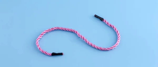 Imagem Fundo Azul Com Uma Corda Rosa Pastel — Fotografia de Stock