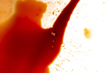 Beyaz arka planda kan lekeleri var.