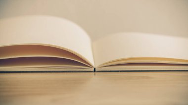 Geri dönüşümlü kağıt kitap ahşap arka plan üzerinde