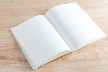 Geri dönüşümlü kağıt kitap ahşap arka plan üzerinde