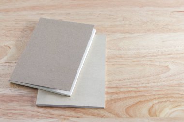 Geri dönüşümlü kağıt kitap ahşap arka plan üzerinde
