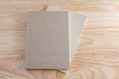 Geri dönüşümlü kağıt kitap ahşap arka plan üzerinde