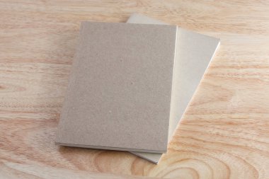 Geri dönüşümlü kağıt kitap ahşap arka plan üzerinde