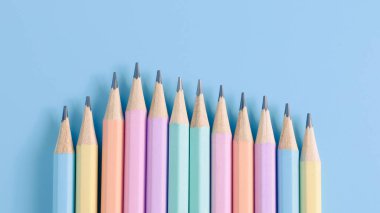 Eğitim anlayışı, masada kalem.