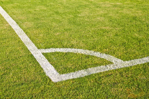 Hörnet på fotbollsplan med naturligt gräs — Stockfoto