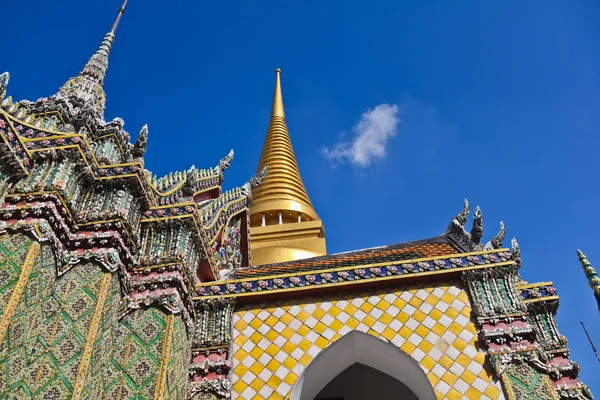 Golden pagoda ve stupa wat pra kaew at — Stok fotoğraf