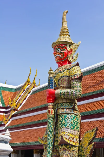 Guardián de la puerta del demonio rojo en Wat pra kaew — Foto de Stock