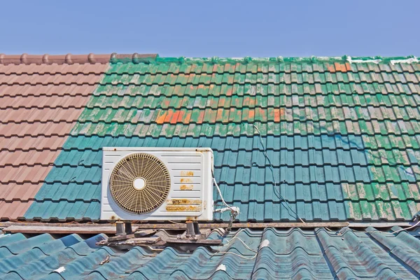 Un viejo aire acondicionado en el techo — Foto de Stock
