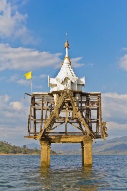 része a thai templom harangláb tönkre tegye a folyó