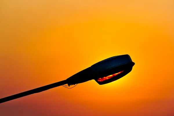 Pouliční lampy proti západu slunce — Stock fotografie