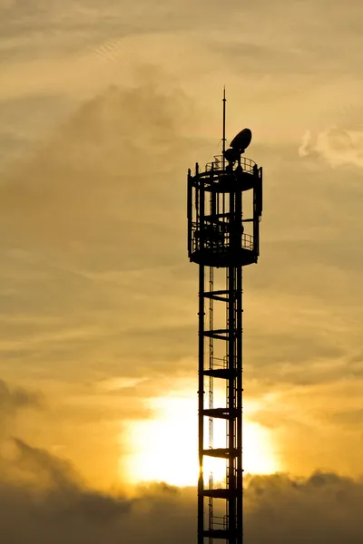 Silhouette dell'antenna del telefono cellulare — Foto Stock