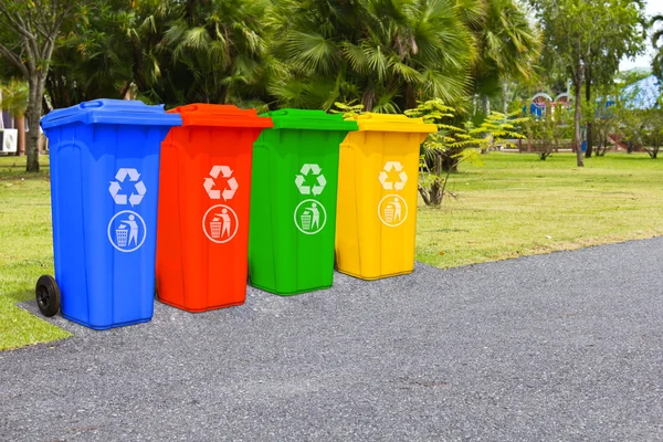 Cuatro latas de basura de color — Foto de Stock