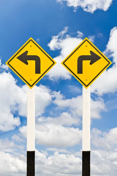 Sväng vänster och höger vända vägen skyltat — Stockfoto