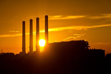gaz türbini elektrik santrali silüeti