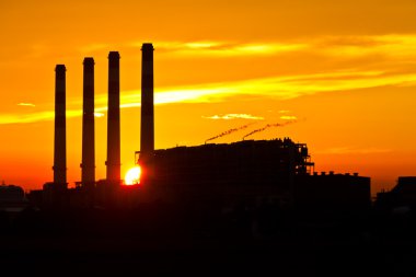 gaz türbini elektrik santrali silüeti