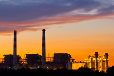 gaz türbini elektrik santrali alacakaranlıkta
