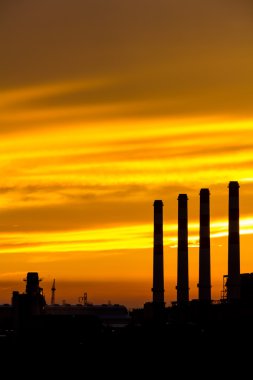 gaz türbini elektrik santrali silüeti