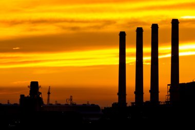 gaz türbini elektrik santrali silüeti