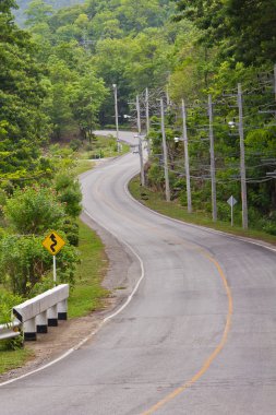 kıvrımlı yol tabelasını ile dağa eğri yol