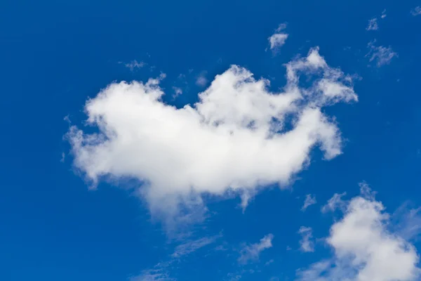 Nuage blanc dans le ciel bleu — Photo