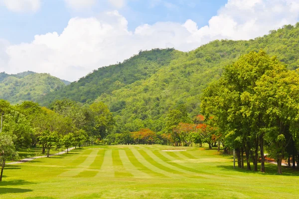 山の横にあるゴルフコースのフェアウェイ — ストック写真