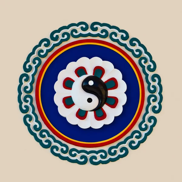 Płaskorzeźba rzeźba symbol yin yang — Zdjęcie stockowe