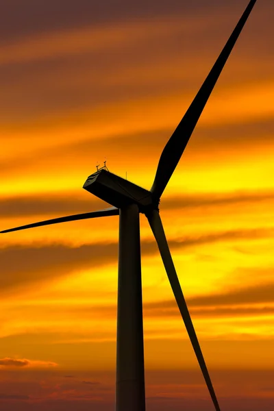 Lado traseiro da turbina eólica ao pôr do sol — Fotografia de Stock