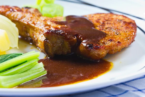 Bife grelhado gourmet (costela marinada de porco ) — Fotografia de Stock