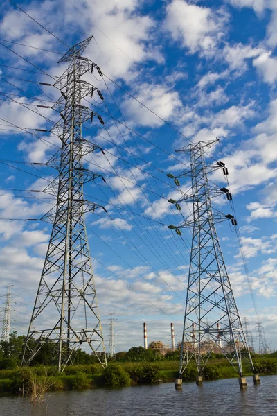 Hoogspanning macht transmissielijnen en pylonen — Stockfoto