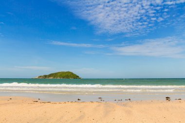 Açık turkuaz deniz ve plaj
