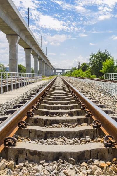 Eisenbahn und elektrische Himmelsbahn — Stockfoto