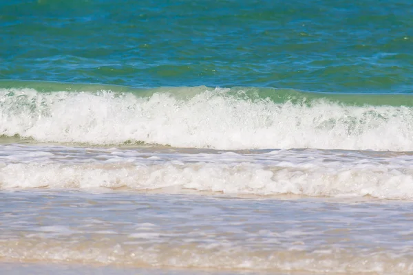 Surf e onda di mare turchese chiaro — Foto Stock