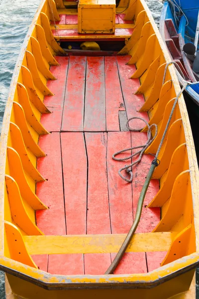 Malá dřevěná rybářská loď — Stock fotografie