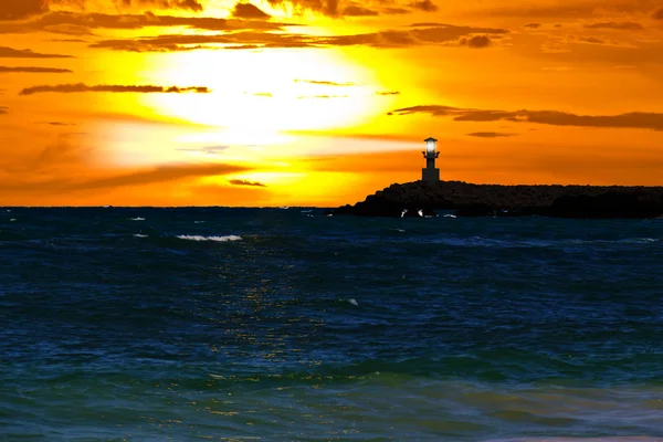 Latarnia morska na zachodzie słońca — Zdjęcie stockowe