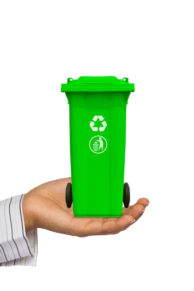 手提供绿色垃圾桶 — 图库照片