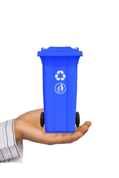 Mão oferta lata de lixo azul — Fotografia de Stock