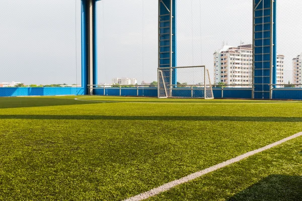 Grama artificial campo de futebol indoor — Fotografia de Stock